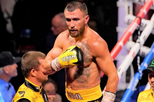 Vasiliy Lomachenko defeats Masayoshi Nakatani